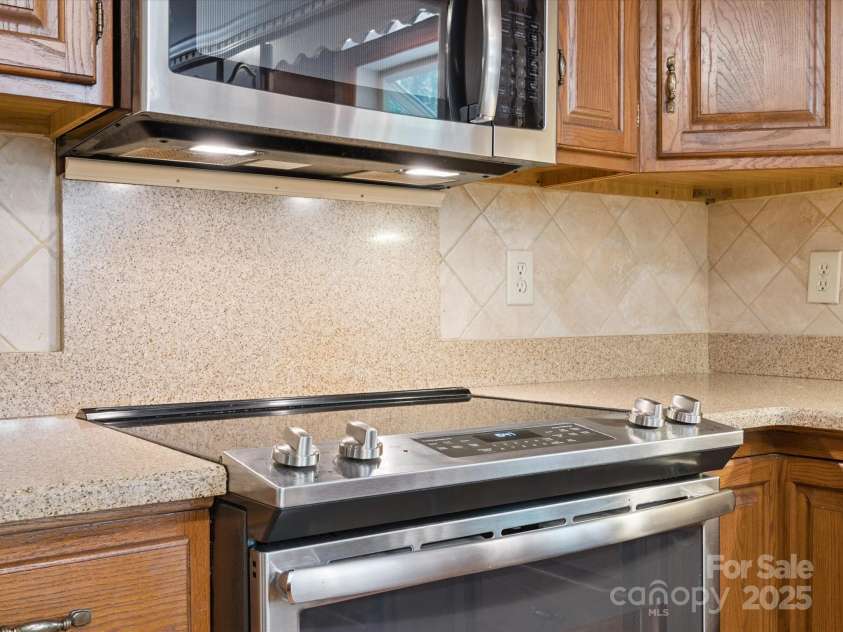 3701 Bounty Court, Matthews, NC 28104.  MLS# CAR4275377, YatesRealty ID 24313. 