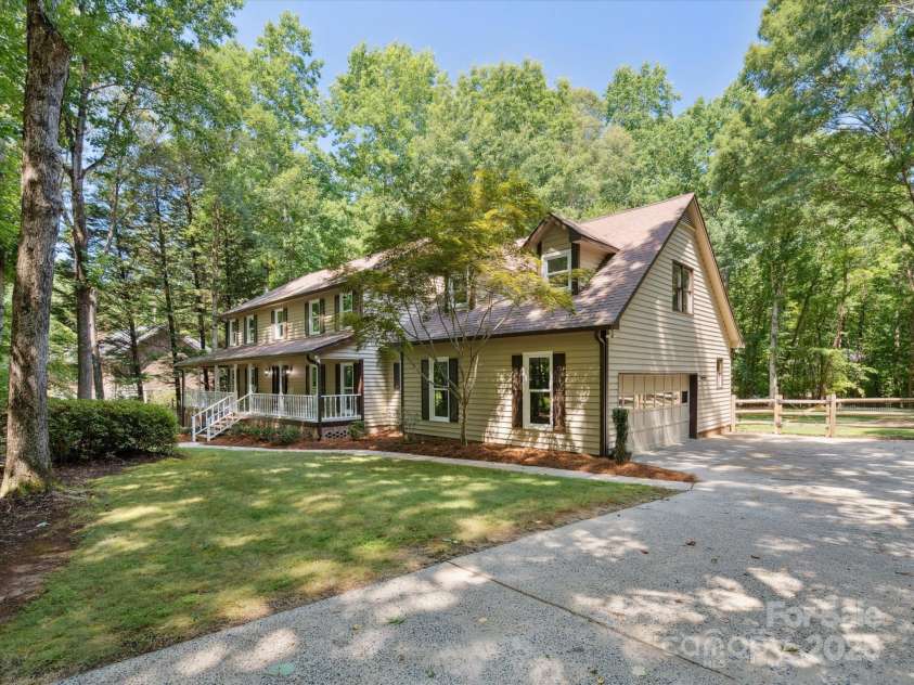 3701 Bounty Court, Matthews, NC 28104.  MLS# CAR4275377, YatesRealty ID 24313. 