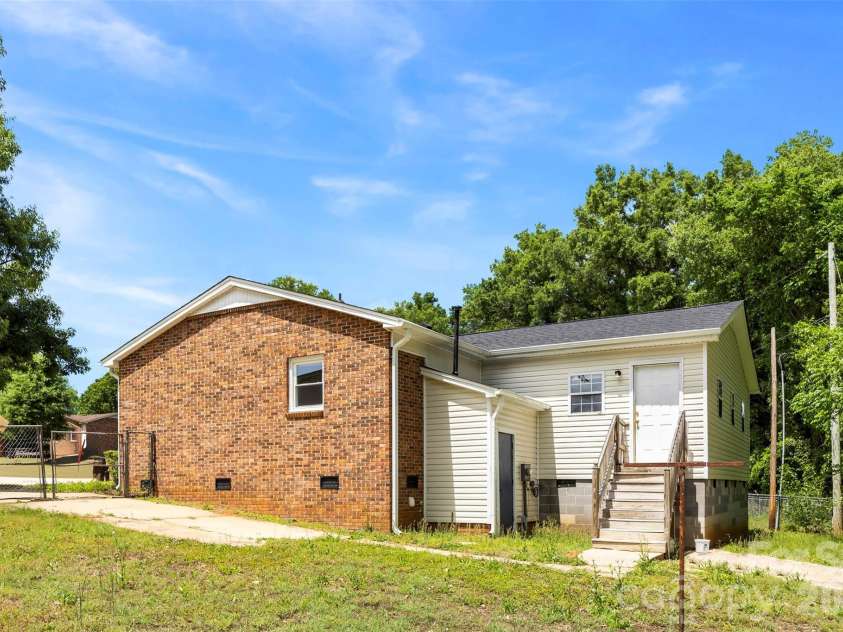 871 Rolling Green Drive, Rock Hill, SC 29730.  MLS# CAR4379947, YatesRealty ID 24317. 