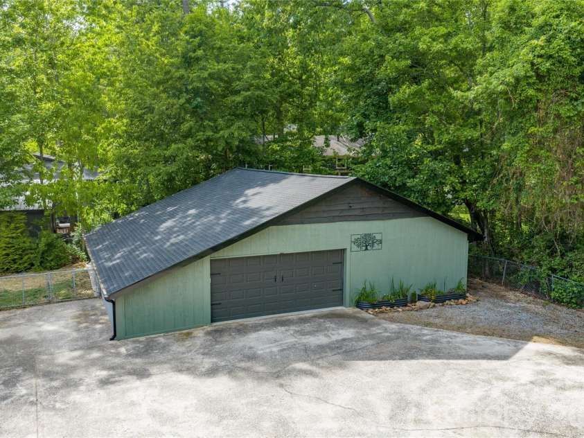 19 Chipping Green Drive, Arden, NC 28704.  MLS# CAR4378593, YatesRealty ID 24321. 