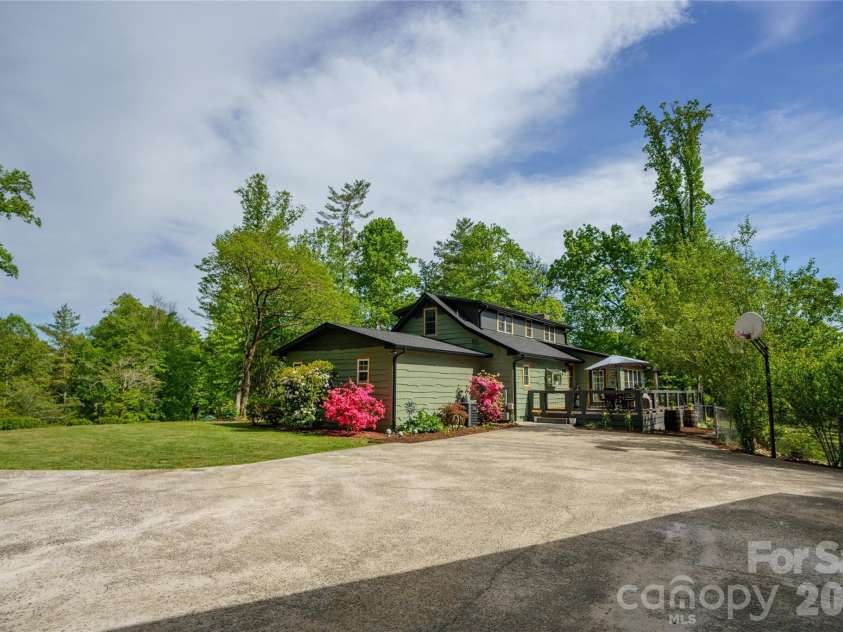 19 Chipping Green Drive, Arden, NC 28704.  MLS# CAR4378593, YatesRealty ID 24321. 