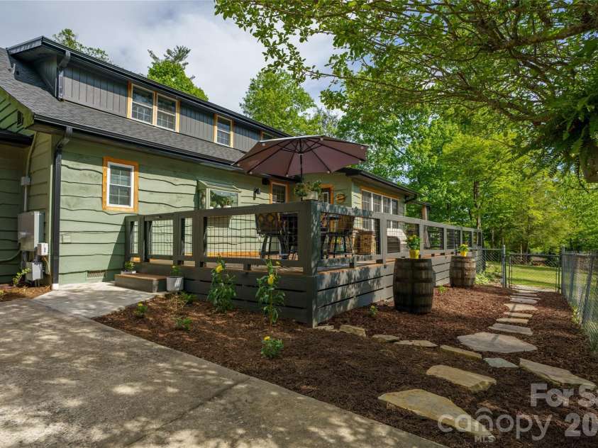 19 Chipping Green Drive, Arden, NC 28704.  MLS# CAR4378593, YatesRealty ID 24321. 