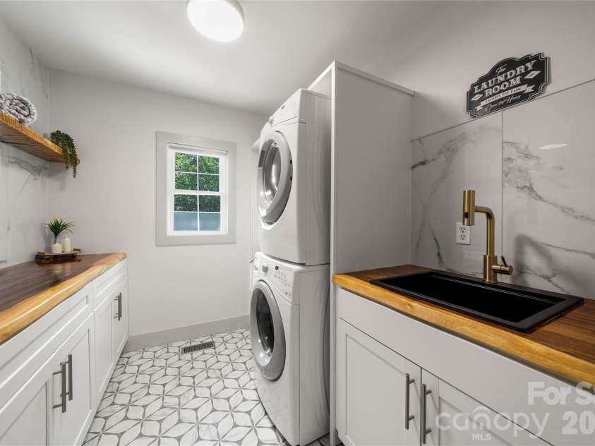 19 Chipping Green Drive, Arden, NC 28704.  MLS# CAR4378593, YatesRealty ID 24321. 