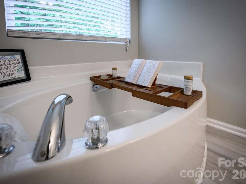 2911 Glazer Valley Court, Charlotte, NC 28214.  MLS# CAR4375536, YatesRealty ID 24323. Deep Soaking Tub