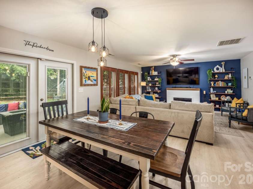2911 Glazer Valley Court, Charlotte, NC 28214.  MLS# CAR4375536, YatesRealty ID 24323. Dining Area