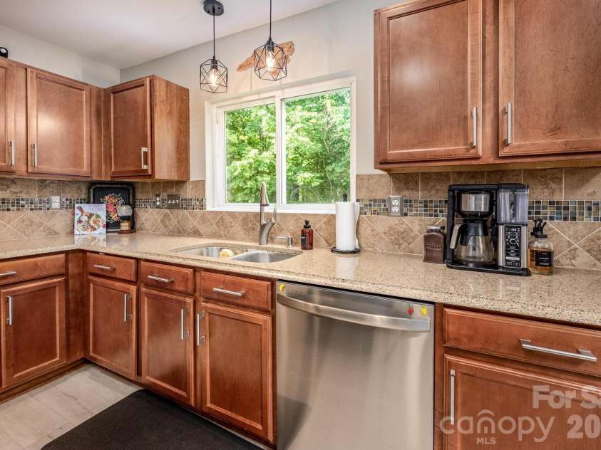 2911 Glazer Valley Court, Charlotte, NC 28214.  MLS# CAR4375536, YatesRealty ID 24323. Kitchen w/Granite Countertops & Tile Backsplash
