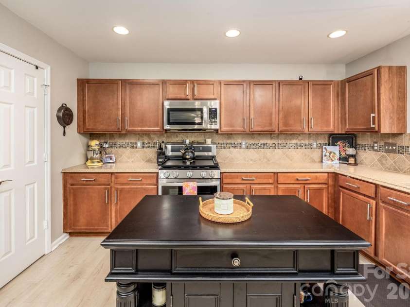 2911 Glazer Valley Court, Charlotte, NC 28214.  MLS# CAR4375536, YatesRealty ID 24323. Kitchen w/Pantry