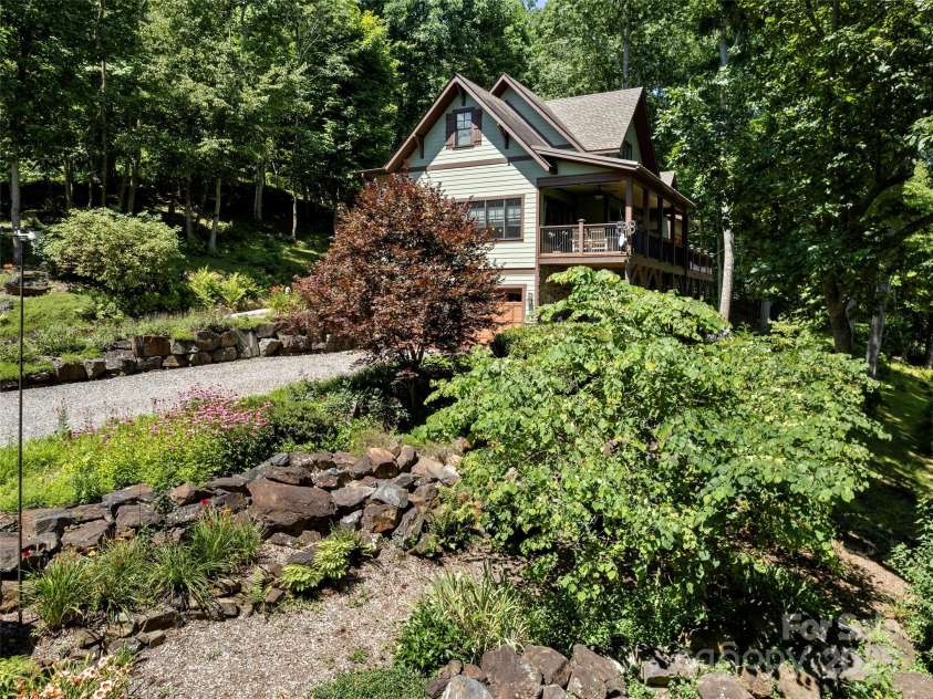 711 Winfield Drive, Clyde, NC 28721.  MLS# CAR4275382, YatesRealty ID 24323. 