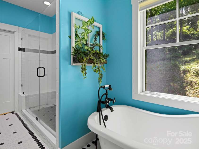 711 Winfield Drive, Clyde, NC 28721.  MLS# CAR4275382, YatesRealty ID 24323. 
