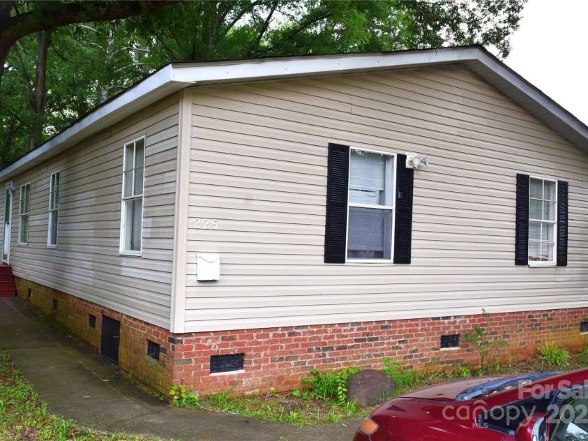 225 Emmett Street, Rock Hill, SC 29730.  MLS# CAR4278480, YatesRealty ID 24324. 