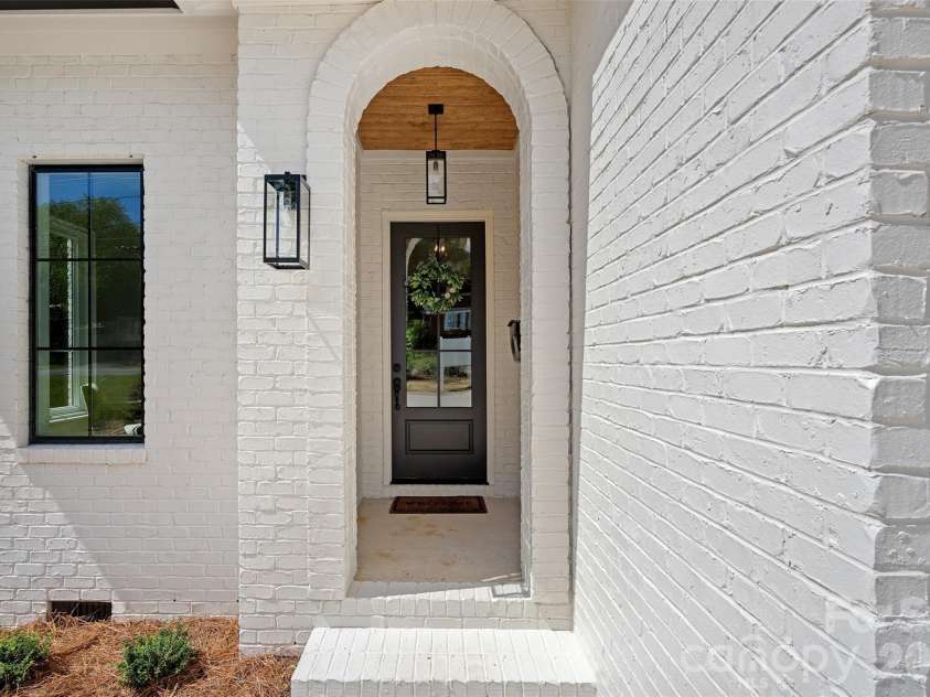 709 Norris Avenue, Charlotte, NC 28206.  MLS# CAR4380495, YatesRealty ID 24324. Archway to covered front entry