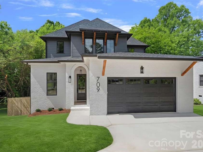709 Norris Avenue, Charlotte, NC 28206.  MLS# CAR4380495, YatesRealty ID 24324. Beautiful front aesthetic. Grass is virtually enhanced.