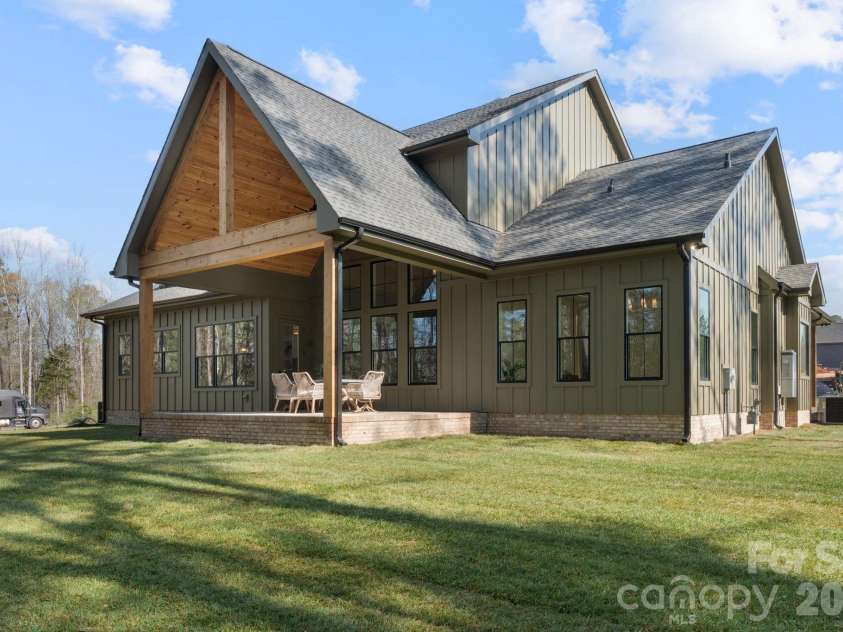 568 Longleaf Pine Lane, Clover, SC 29710.  MLS# CAR4363289, YatesRealty ID 24326. 