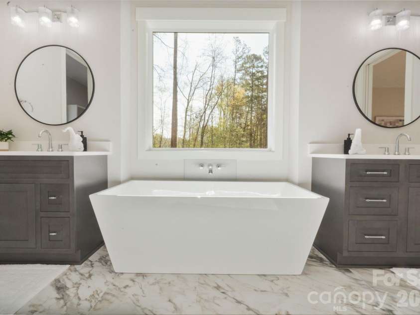 568 Longleaf Pine Lane, Clover, SC 29710.  MLS# CAR4363289, YatesRealty ID 24326. Primary Bath