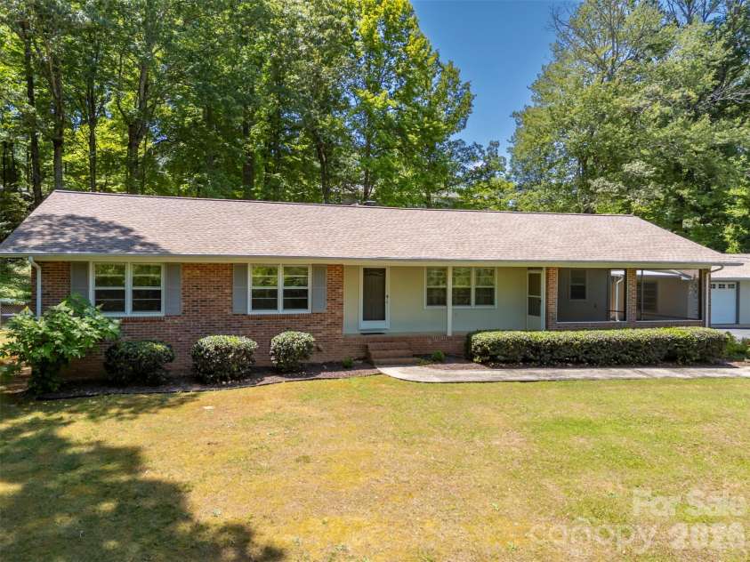 113 Chestnut Road, Landrum, SC 29356.  MLS# CAR4382375, YatesRealty ID 24329. 