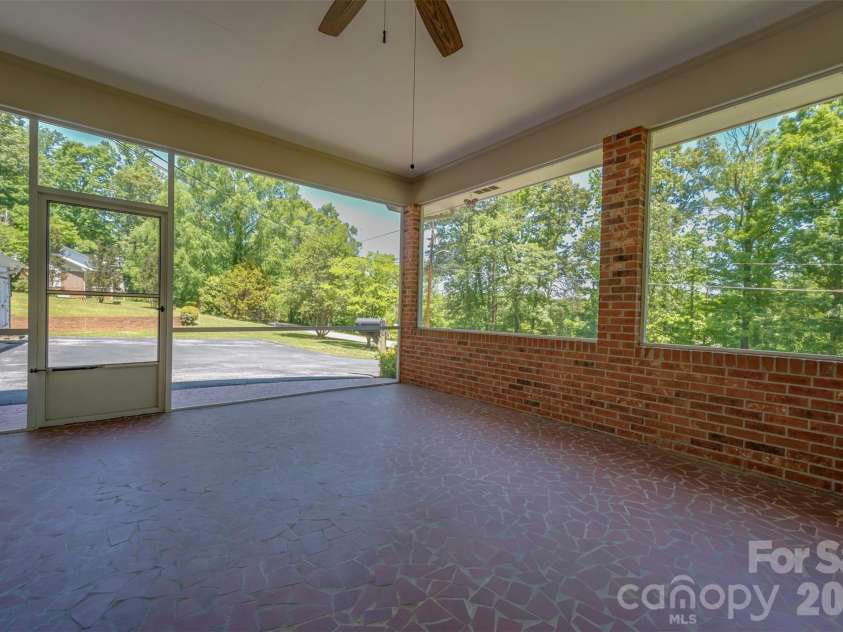 113 Chestnut Road, Landrum, SC 29356.  MLS# CAR4382375, YatesRealty ID 24329. 