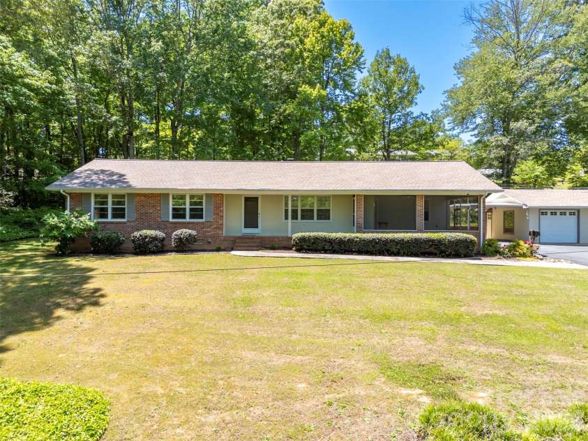 113 Chestnut Road, Landrum, SC 29356.  MLS# CAR4382375, YatesRealty ID 24329. 