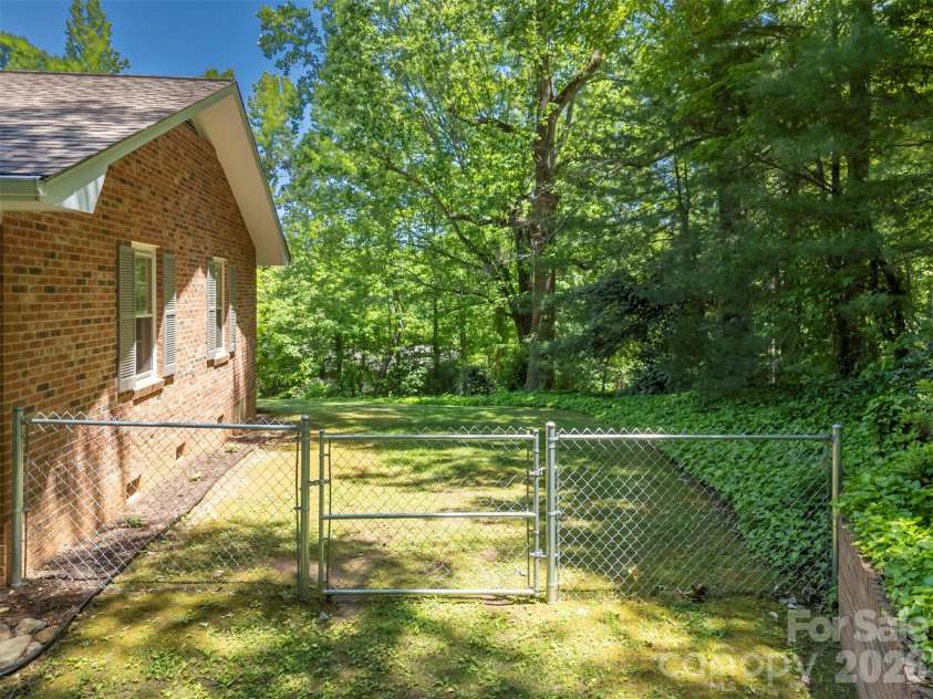 113 Chestnut Road, Landrum, SC 29356.  MLS# CAR4382375, YatesRealty ID 24329. 