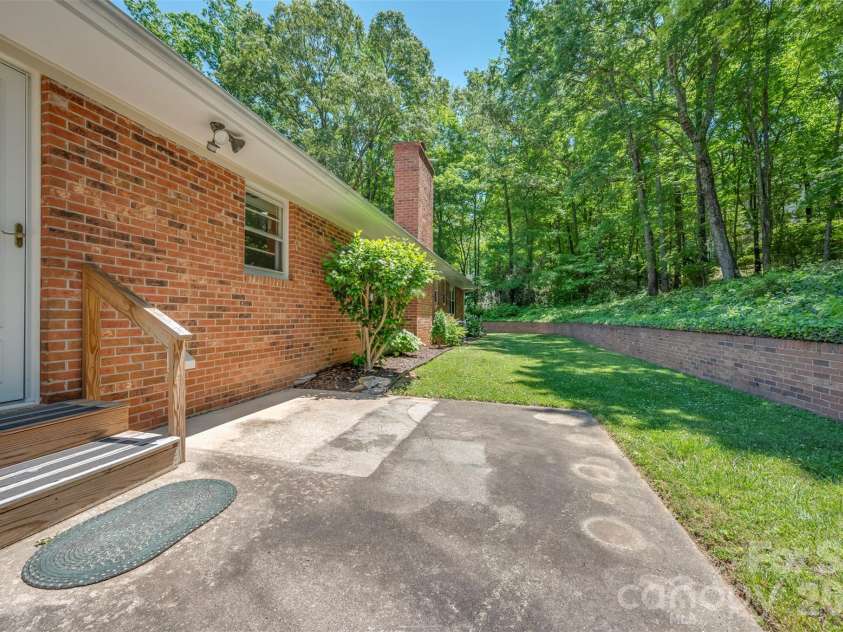 113 Chestnut Road, Landrum, SC 29356.  MLS# CAR4382375, YatesRealty ID 24329. 