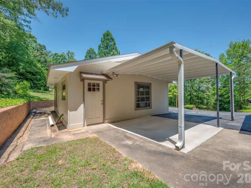 113 Chestnut Road, Landrum, SC 29356.  MLS# CAR4382375, YatesRealty ID 24329. 