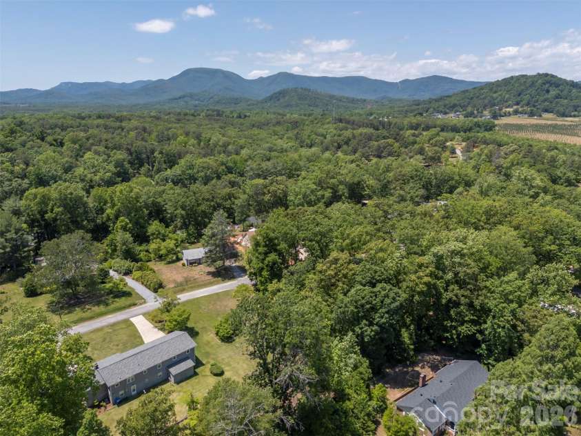 113 Chestnut Road, Landrum, SC 29356.  MLS# CAR4382375, YatesRealty ID 24329. 