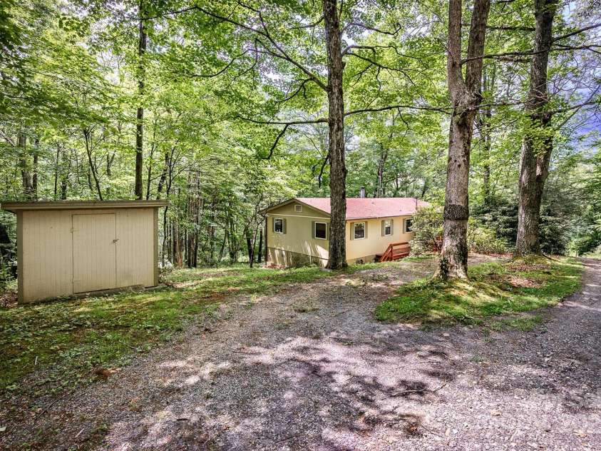 821 Old Chestnut Mountain Road, Newland, NC 28645.  MLS# CAR4277890, YatesRealty ID 24329. 