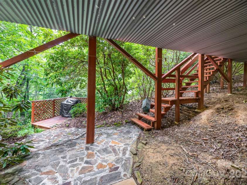 821 Old Chestnut Mountain Road, Newland, NC 28645.  MLS# CAR4277890, YatesRealty ID 24329. 