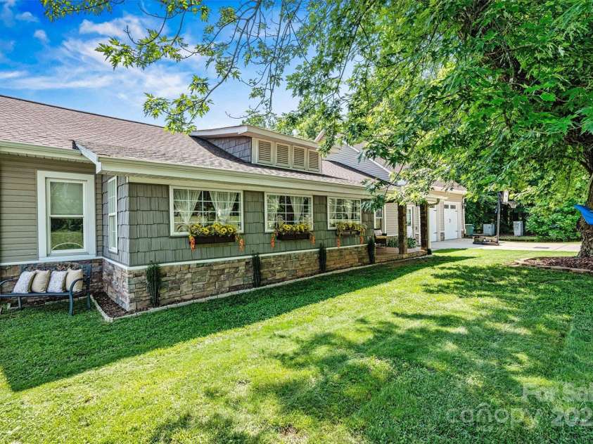 454 Eastway Drive, Troutman, NC 28166.  MLS# CAR4263950, YatesRealty ID 24330. Front of home at 454 N. Eastway Dr. Troutman NC 28166. Well maintained with extreme pride in ownership! !NO HOA!! :-)