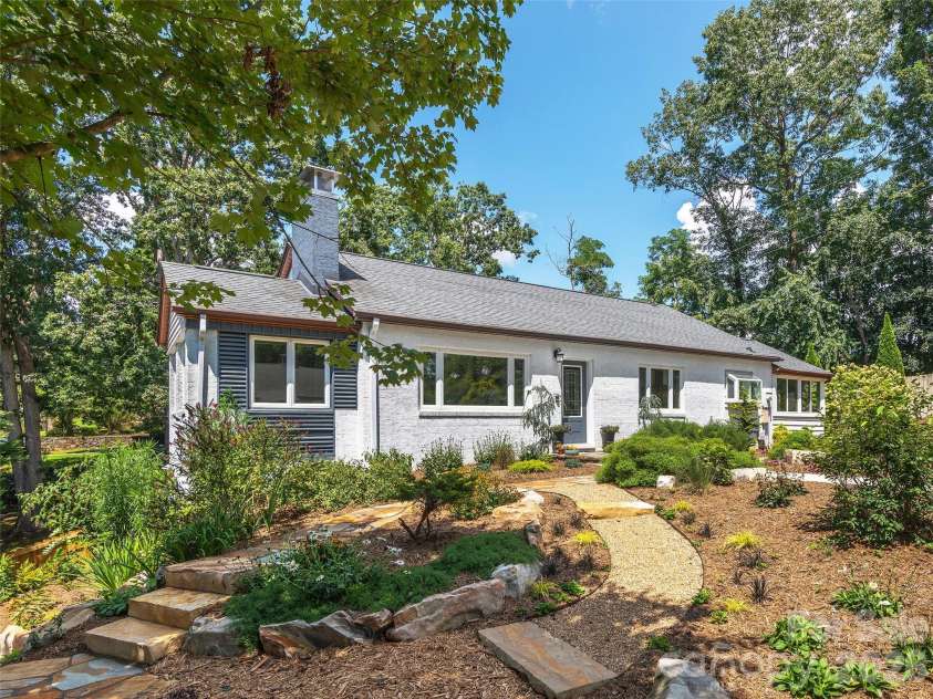 29 White Pine Drive, Asheville, NC 28805.  MLS# CAR4346636, YatesRealty ID 24332. 