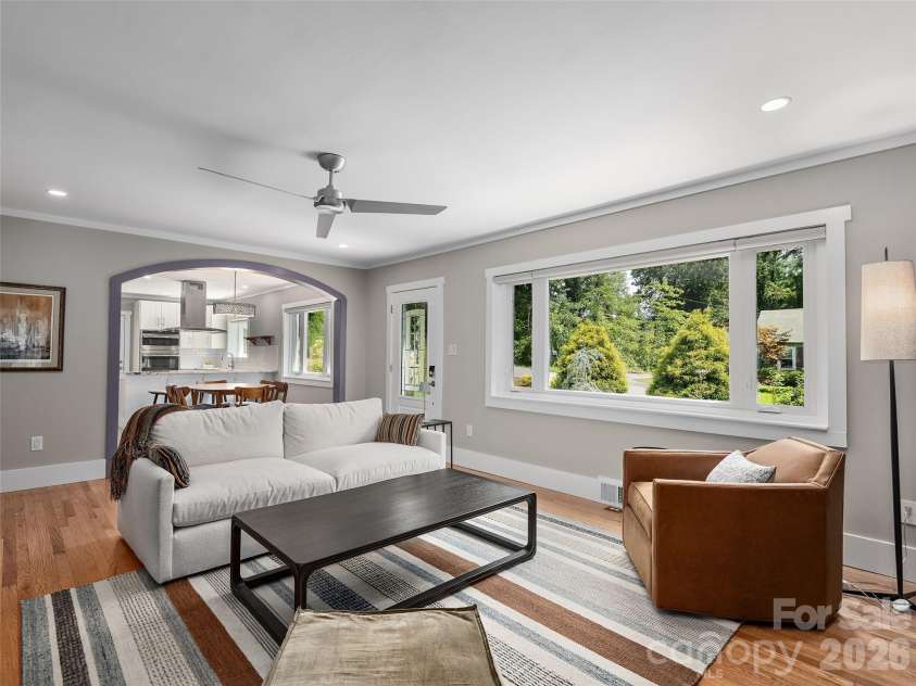 29 White Pine Drive, Asheville, NC 28805.  MLS# CAR4346636, YatesRealty ID 24332. 