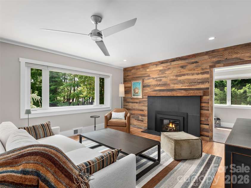 29 White Pine Drive, Asheville, NC 28805.  MLS# CAR4346636, YatesRealty ID 24332. 