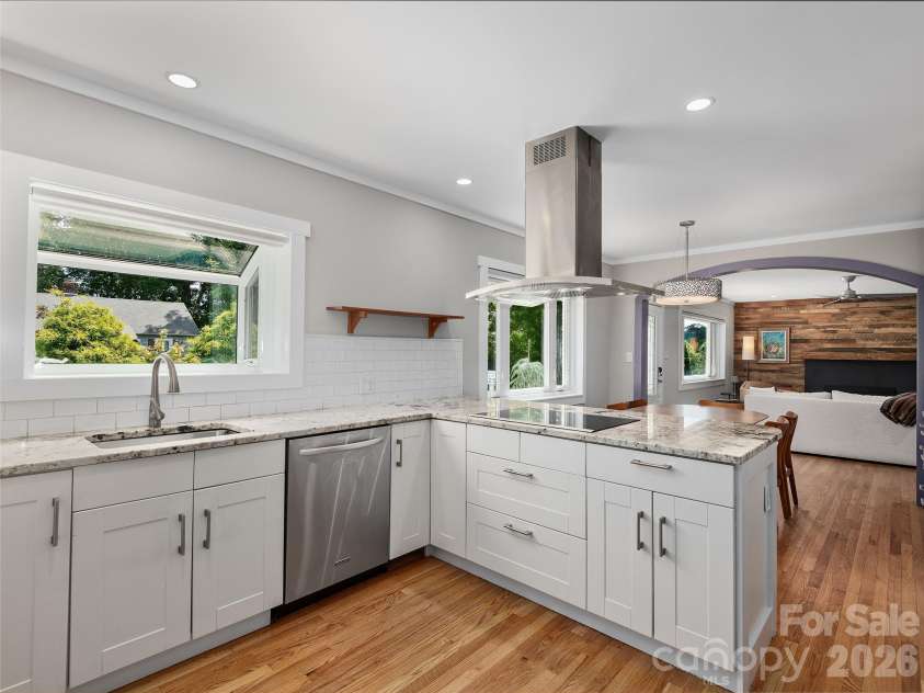 29 White Pine Drive, Asheville, NC 28805.  MLS# CAR4346636, YatesRealty ID 24332. 