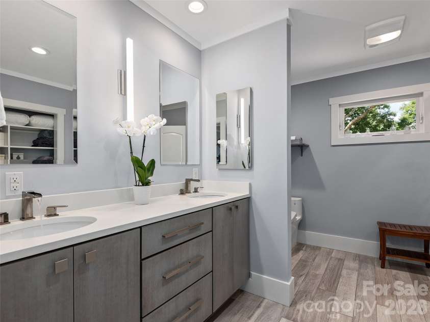 29 White Pine Drive, Asheville, NC 28805.  MLS# CAR4346636, YatesRealty ID 24332. 