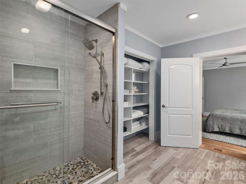 29 White Pine Drive, Asheville, NC 28805.  MLS# CAR4346636, YatesRealty ID 24332. 
