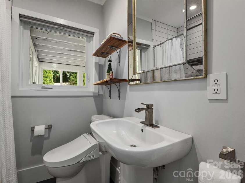 29 White Pine Drive, Asheville, NC 28805.  MLS# CAR4346636, YatesRealty ID 24332. 