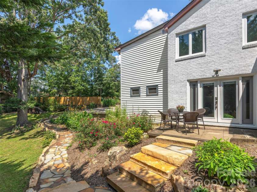 29 White Pine Drive, Asheville, NC 28805.  MLS# CAR4346636, YatesRealty ID 24332. 