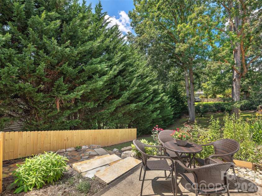 29 White Pine Drive, Asheville, NC 28805.  MLS# CAR4346636, YatesRealty ID 24332. 