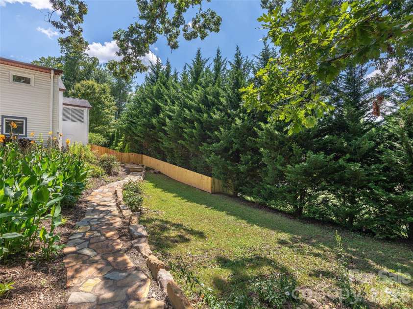 29 White Pine Drive, Asheville, NC 28805.  MLS# CAR4346636, YatesRealty ID 24332. 