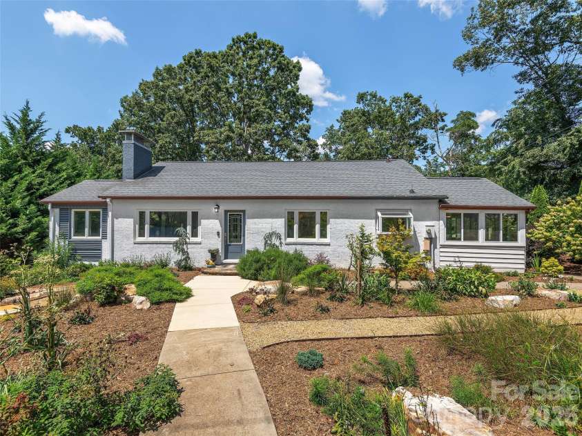 29 White Pine Drive, Asheville, NC 28805.  MLS# CAR4346636, YatesRealty ID 24332. 