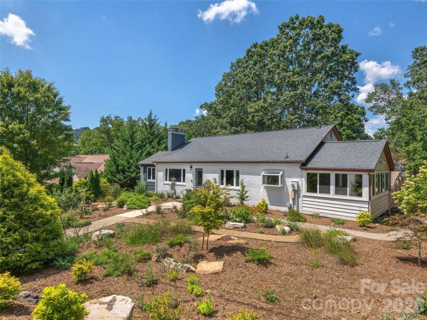 29 White Pine Drive, Asheville, NC 28805.  MLS# CAR4346636, YatesRealty ID 24332. 