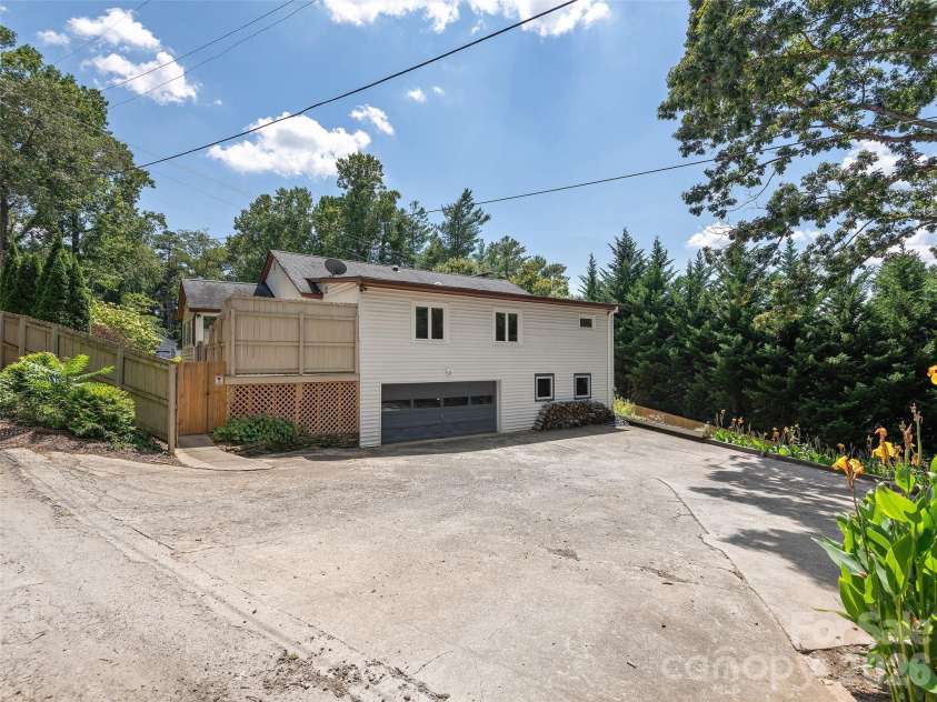 29 White Pine Drive, Asheville, NC 28805.  MLS# CAR4346636, YatesRealty ID 24332. 