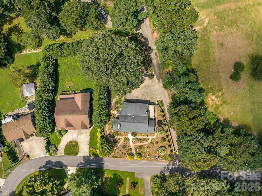29 White Pine Drive, Asheville, NC 28805.  MLS# CAR4346636, YatesRealty ID 24332. 