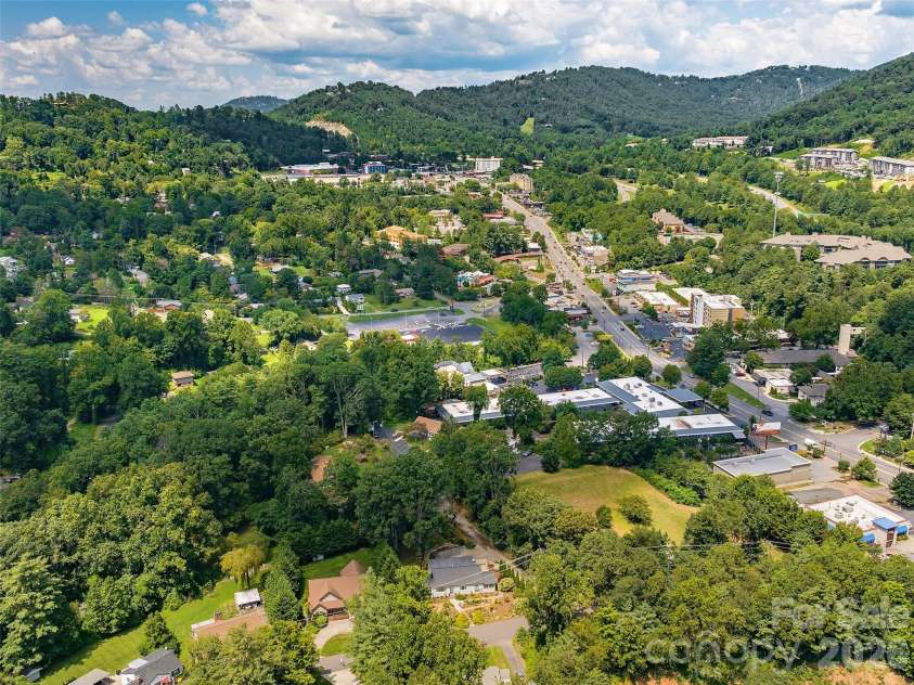 29 White Pine Drive, Asheville, NC 28805.  MLS# CAR4346636, YatesRealty ID 24332. 