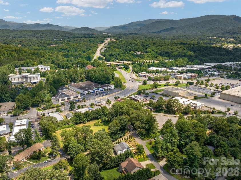 29 White Pine Drive, Asheville, NC 28805.  MLS# CAR4346636, YatesRealty ID 24332. 