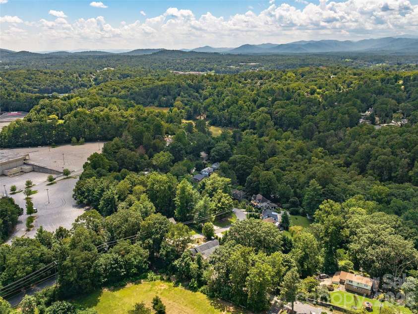 29 White Pine Drive, Asheville, NC 28805.  MLS# CAR4346636, YatesRealty ID 24332. 