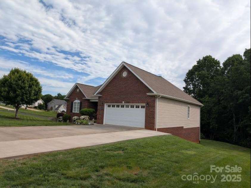1764 Pipers Ridge Circle, Conover, NC 28613.  MLS# CAR4273516, YatesRealty ID 24333. 