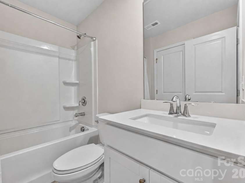 13016 Lannister Drive, Charlotte, NC 28278.  MLS# CAR4382497, YatesRealty ID 24334. Attached Bathroom - Bedroom 3