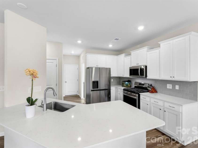 13016 Lannister Drive, Charlotte, NC 28278.  MLS# CAR4382497, YatesRealty ID 24334. Kitchen