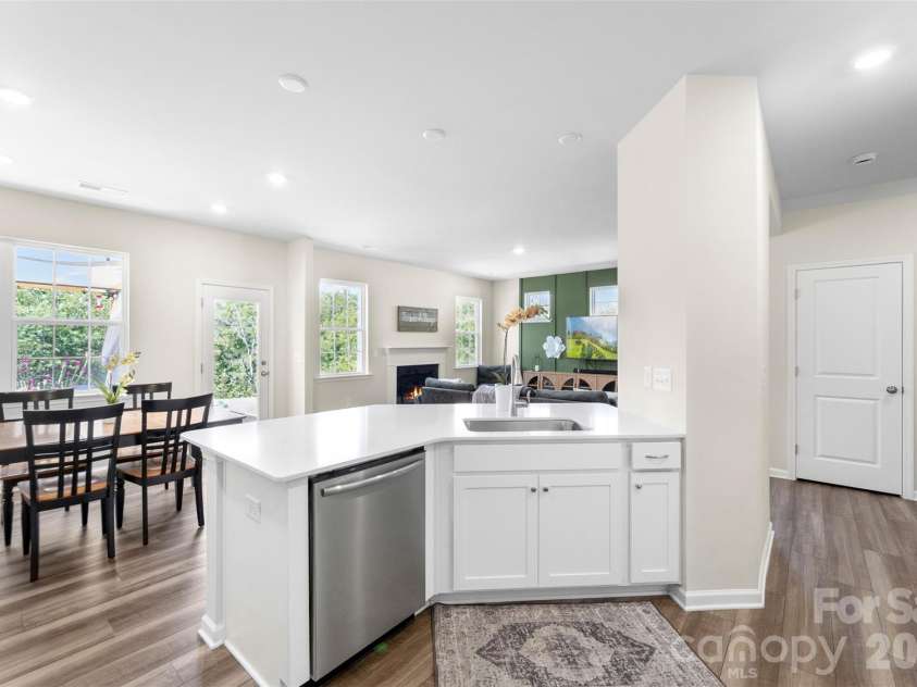 13016 Lannister Drive, Charlotte, NC 28278.  MLS# CAR4382497, YatesRealty ID 24334. Kitchen