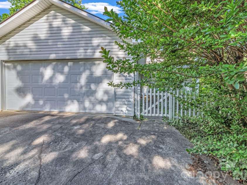 105 Amelia Drive, Hendersonville, NC 28792.  MLS# CAR4381021, YatesRealty ID 24335. 